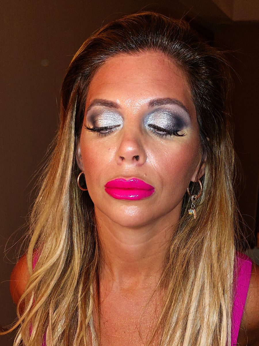 Maquillaje glam con sombras metalizadas y labios fucsia