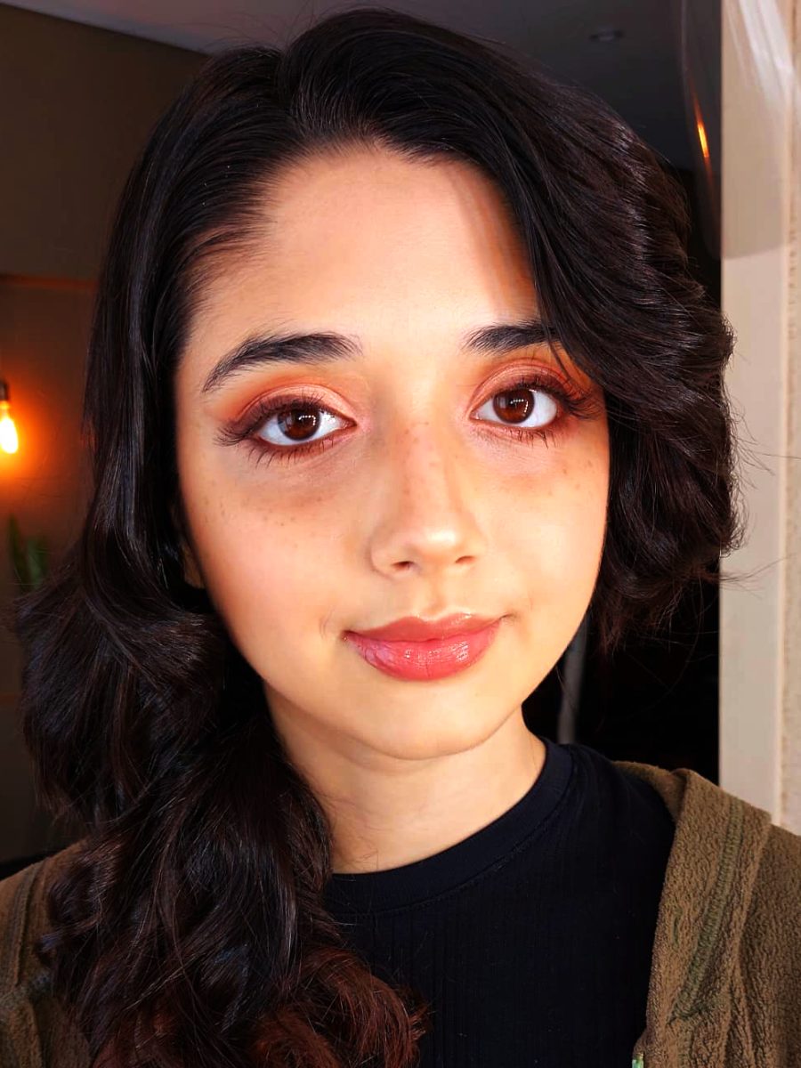 Maquillaje natural con ondas suaves y acabado luminoso