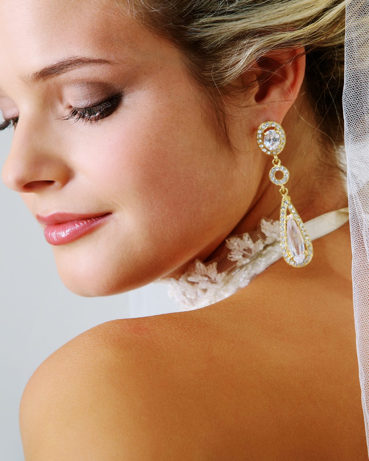 Novia elegante maquillada con velo