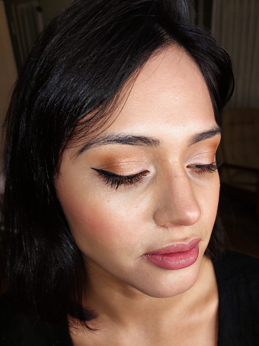 Maquillaje social profesional con delineado negro y sombras doradas