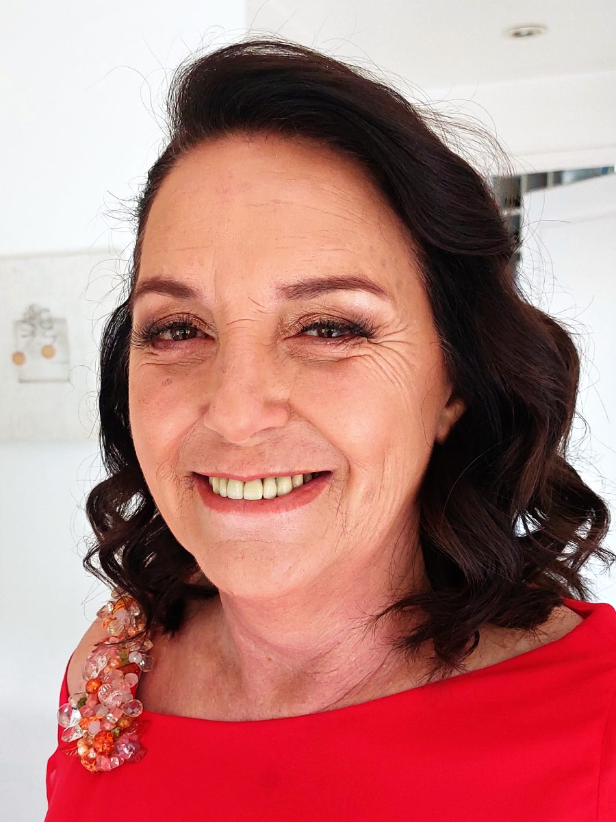 Maquillaje social para mujer adulta con acabado natural y elegante