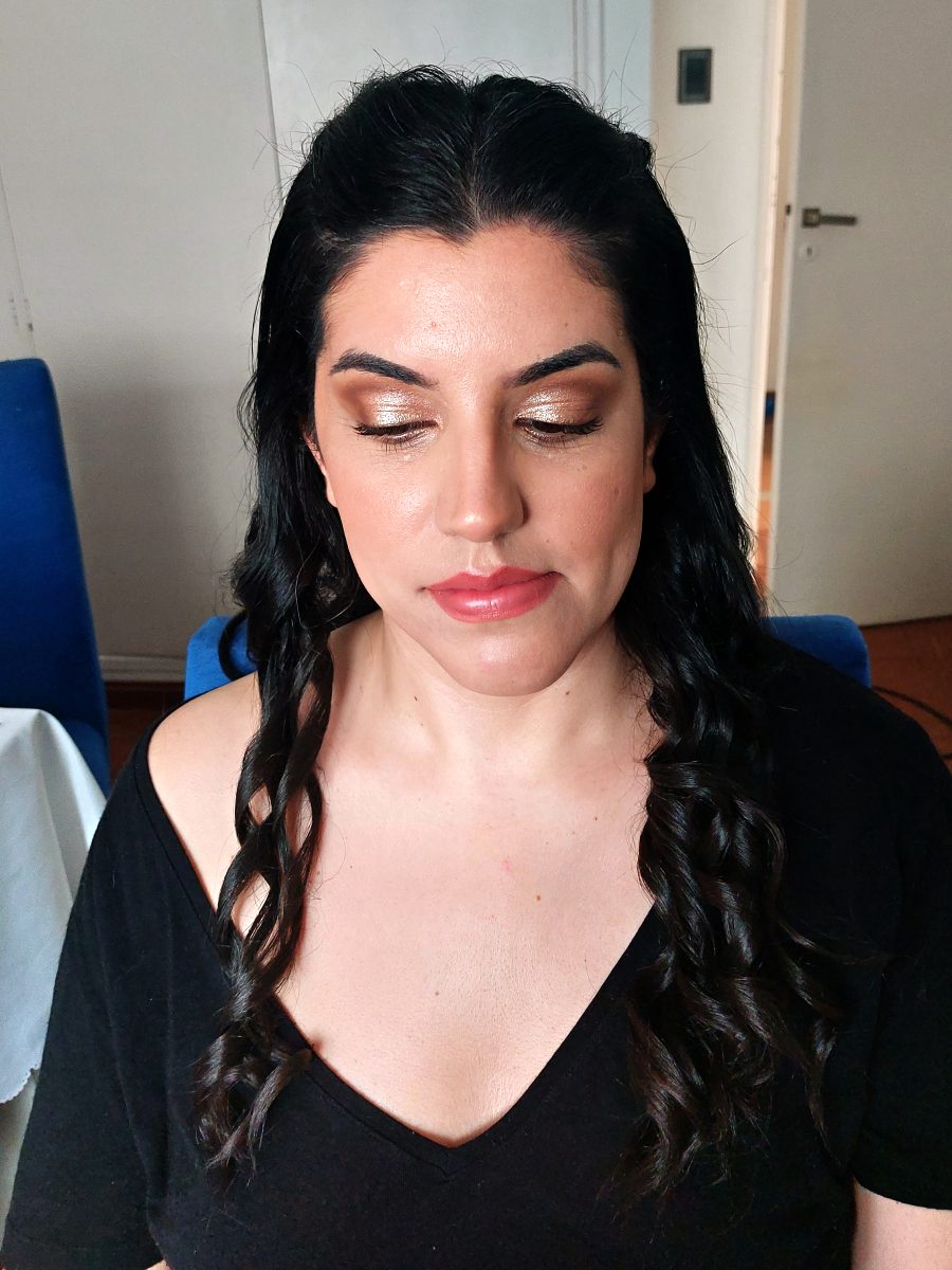 Maquillaje social profesional con ondas definidas y tonos dorados