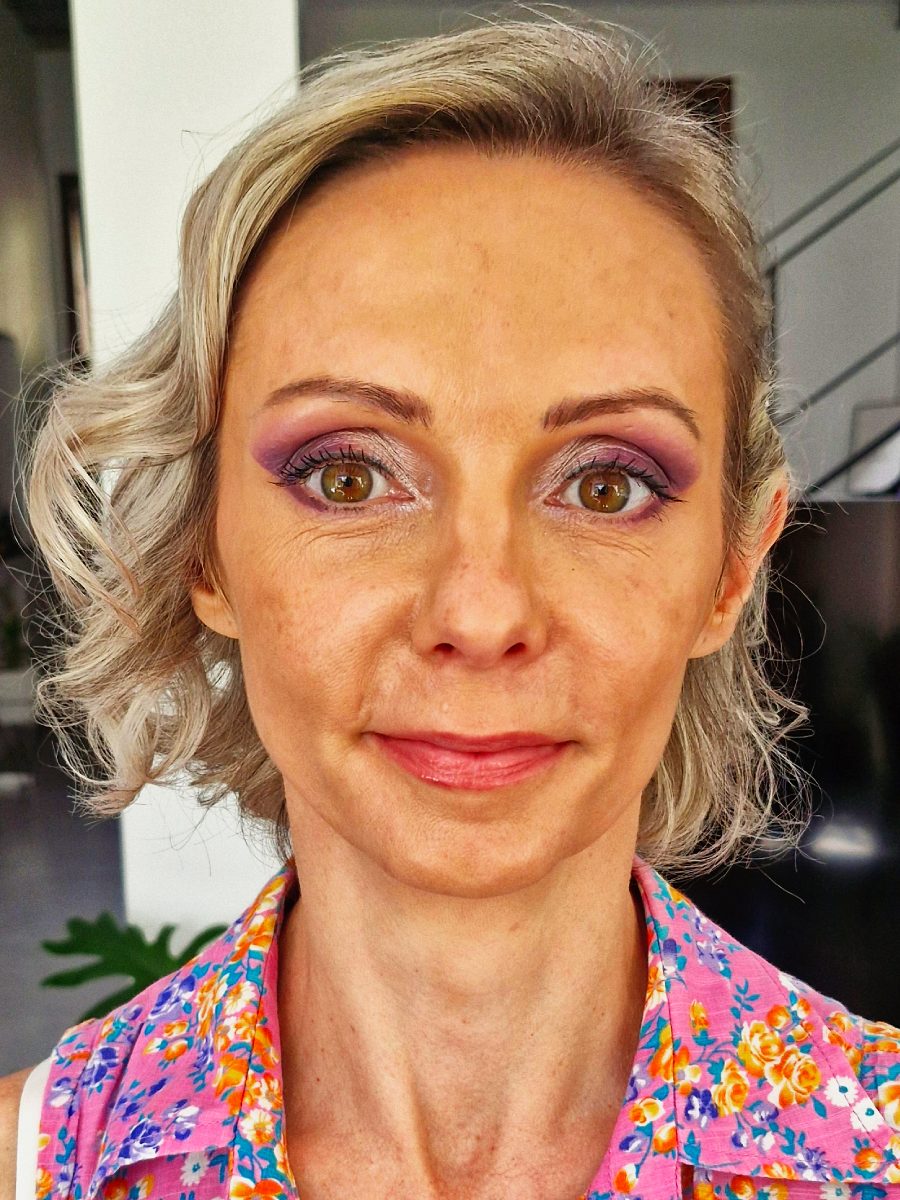 Maquillaje natural profesional con ondas definidas y tonos cálidos