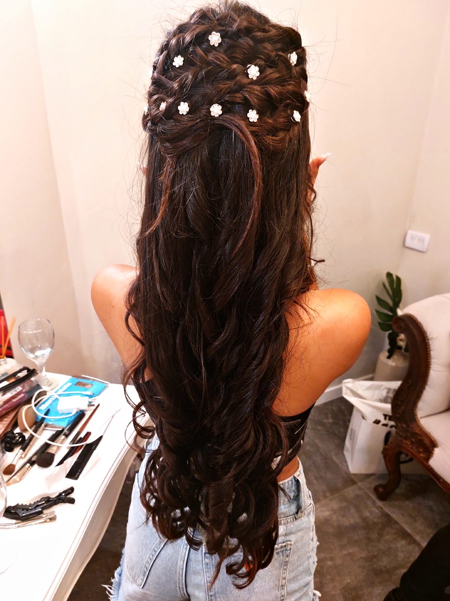 Peinado profesional con trenzas, ondas y accesorios para evento